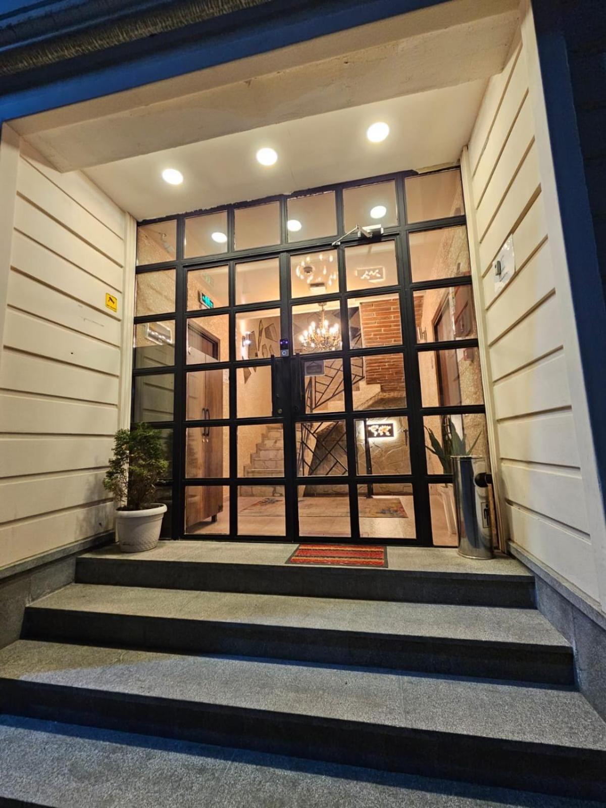 Chogo Hotel Kutaisi Exterior photo